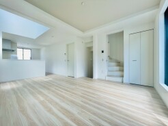 2号棟 日当たりのいい２階リビングはプライベート性も高く、落ち着いて暮らせます。
