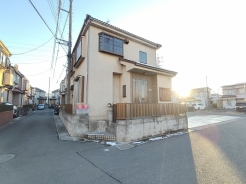 角地につき、開放感に恵まれる住居がここに。
