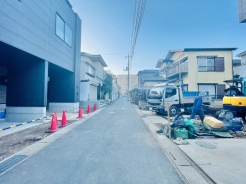 前面道路含む外観