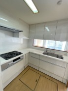 家事動線に配慮されたＬ字型キッチン。
