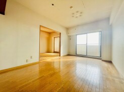 広々とした空間に、柔らかな光が満ちてゆったりと過ごせる
