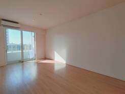 温かな光が心地よい、広々とした空間