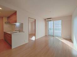 開放感あふれる空間に、木目の温かみが心地よく調和する住まい。