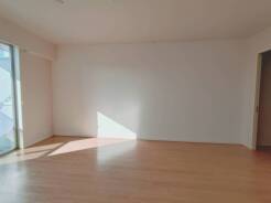 柔らかな光が木目調の床を優しく照らす、心地よい空間