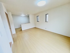 A号棟 解放感あふれる２階リビングは、自然に光と風に恵まれます。
