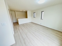 B号棟 解放感あふれる２階リビングは、自然に光と風に恵まれます。
