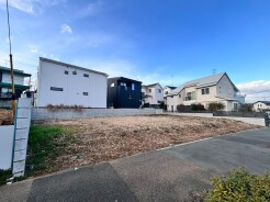 青い空と広がる空間が、新しい暮らしを予感させます。