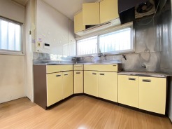 家事動線に配慮されたＬ字型キッチン。
