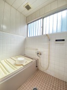 浴室は湿気がたまりやすく、換気扇だけでは心配。。。窓をあければお風呂がカラっと乾きます。
