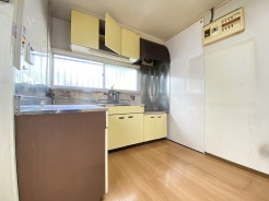 安定した使用感の吊戸棚つきのキッチン空間。
