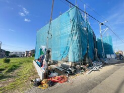 JR京浜東北・武蔵野線「南浦和」駅東口徒歩１分、提携駐車場もあります。エステート白馬南浦和店までお気軽にお問い合わせください。
