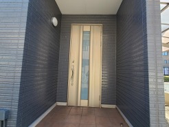 落ち着いたデザインの玄関です。
