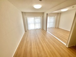 窓からの柔らかな光が、部屋全体を優しく照らします

温かみのある空間が心地よい暮らしを彩ります
