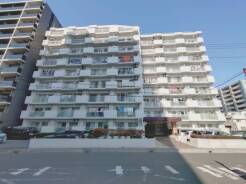 爽やかな空の下、整然と並ぶバルコニーが穏やかな暮らしを思わせます。