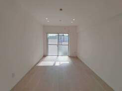 広々とした空間に、温かな光が心地よく満ちています