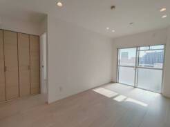 温かみのある木目と、穏やかな光が心地よい空間。