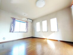 窓から広がる開放感と、柔らかな光が満ちる室内