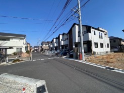 前面道路含む外観