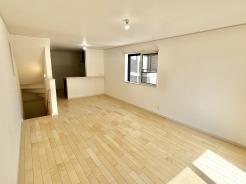 温かい木目調の床が広がる、穏やかな空間。