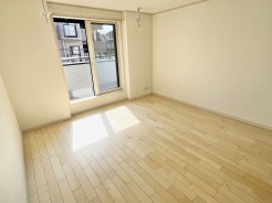 爽やかな光が心地よい、開放感あふれる空間。