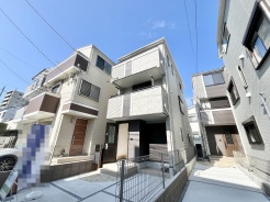 澄んだ空の下、穏やかな街並みに調和する住まい