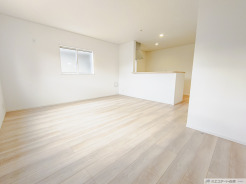 温もりあふれる木目調の床が、安らぎをもたらす空間
