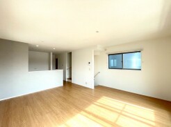 ご家族みんながゆったりくつろげる広々リビング。
