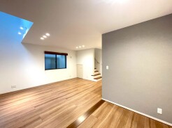 心地よい光が、空間に温かみと広がりをもたらします
