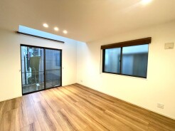 自然な色合いと、ゆったりとした時間の流れを感じる部屋
