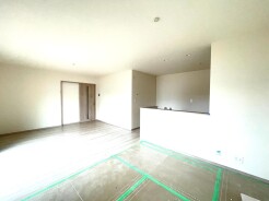 光が満ち、心地よい広がりを感じる空間。