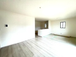 広々とした空間に、温もりある木目の床が心地よい、穏やかな時間が流れる住まい