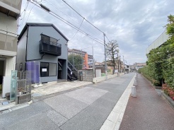 前面道路含む外観