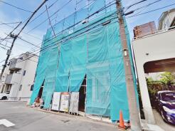 JR京浜東北・武蔵野線「南浦和」駅東口徒歩１分、提携駐車場もあります。エステート白馬南浦和店までお気軽にお問い合わせください。
