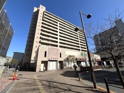 青空の下、堂々とした佇まいが印象的なマンション