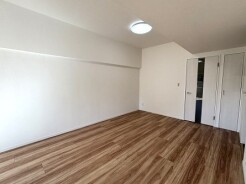 木の温もりと白い壁が調和する、心地よい空間