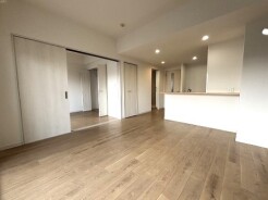 床材の木目が温かみを感じさせる、開放感のある空間