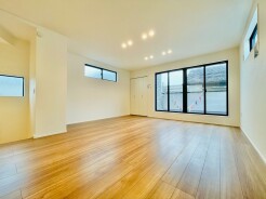 落ち着いた色合いのフローリングが空間に深みを与え、穏やかでゆとりある暮らしを演出します
