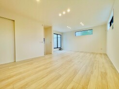 2号棟 窓から入る自然な光が穏やかに広がり、開放感に満ちた心地よい時間をお過ごしいただけます

