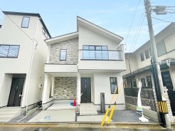 洗練されたデザインが目を引くシャープな外観。周囲の街並みに調和しながらも個性的な佇まいです
