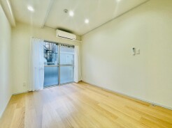 温かみのある床材と柔らかなカーテンが心地よい空間を演出。