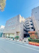 澄んだ空の下、穏やかな佇まいが心地よい街並み