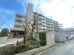 JR京浜東北・武蔵野線「南浦和」駅東口徒歩１分、提携駐車場もあります。エステート白馬南浦和店までお気軽にお問い合わせください。
