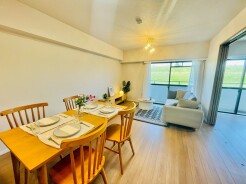 窓の外に広がる景色と調和する、穏やかなひととき
