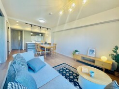 家族の笑顔が集まる、優しく柔らかな雰囲気のリビングダイニング
