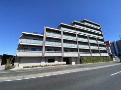 青空の下、整然と並ぶバルコニーが洗練された印象を与える住まい