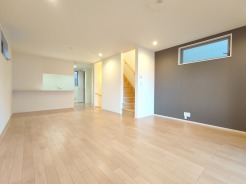 ベースカラーと異なった配色の壁紙を使用。ちょっとお部屋の雰囲気が変わります。
