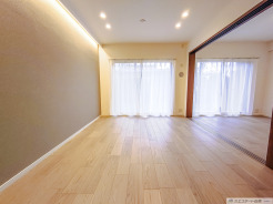 採光豊かな窓辺と、洗練された室内の設えが優雅なひとときを演出
