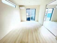 窓からの心地よい風を感じる開放感
