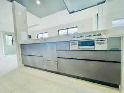 洗練されたグレーの色調が空間を引き締め、モダンで落ち着いた大人の雰囲気を演出しています。