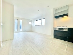 白を基調とした洗練された空間。飾らないミニマルな内装が、暮らしに心地よい調和をもたらします

